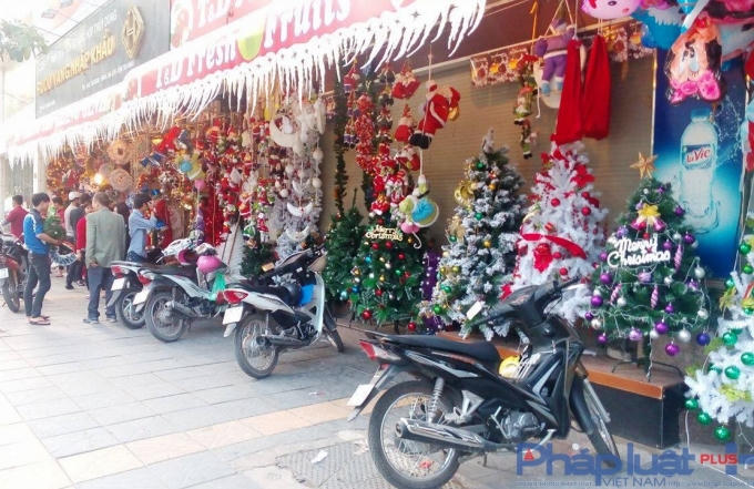 Đường Trần Duy Hưng vẫn tấp nập người mua đồ trang tr&iacute; cho đ&ecirc;m Gi&aacute;ng sinh. Ảnh Đức Bi&ecirc;n.