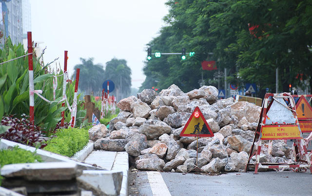 Công việc sửa chữa thường diễn ra vào ban đêm. Vật liệu xây dựng được tập kết trên đường, khá cản trở việc đi lại.