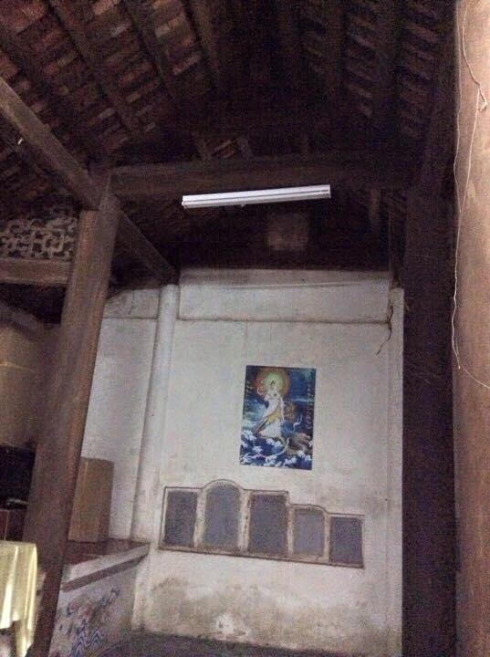 Tượng Phật đơn sơ ngậm ngùi ngồ khóc trong mưa gió.