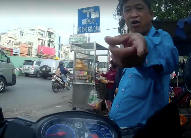 Ảnh tài xế xe ôm truyền thống mâu thuẫn với tài xế GrabBike. Ảnh: Cắt từ clip