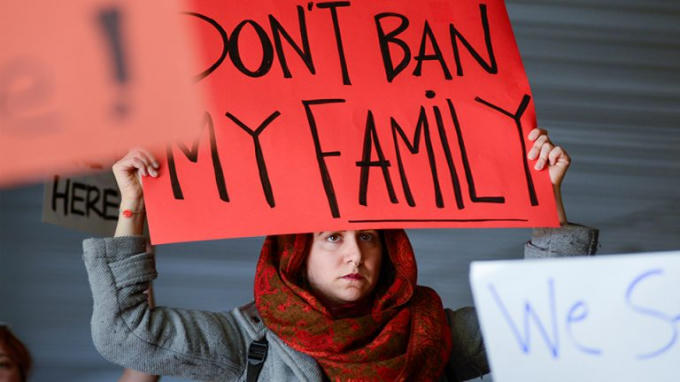 Tại nhiều sân bay, tình hình trở nên hỗn loạn khi rất đông người giận dữ và lo âu chờ hàng tiếng đồng hồ để đón người thân có hộ chiếu từ 7 quốc gia thuộc diện cấm. (Ảnh: Reuters)