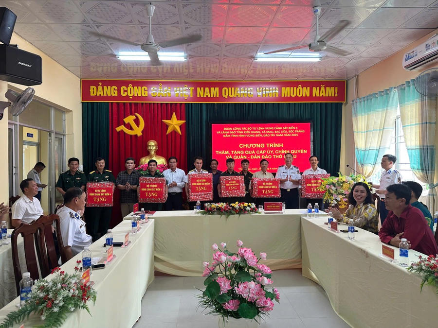 Đoàn công tác tặng quà cho đại diện cấp ủy, chính quyền xã Thổ Châu và các đơn vị trên đảo