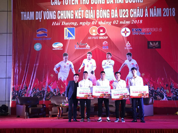 Ông Đặng Anh Tuấn, Tổng Giám đốc Công ty Cổ phần Cổ phần Quốc tế BALTIC trao quà cho các cầu thủ ĐT VN quê Hải Dương