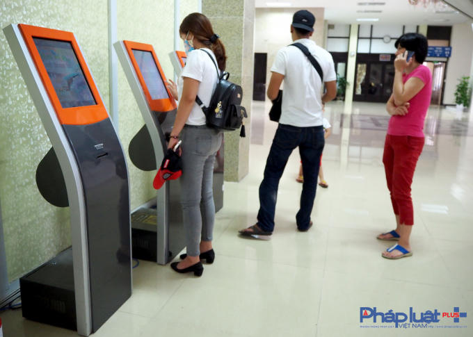 Hệ thống đặt vé tự động được trang bị tại ga Hà Nội giúp hành khách thuận tiện hơn