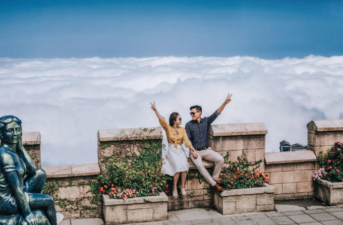 cặp đôi chụp ảnh tại khu du lịch Bà Nà Hills.