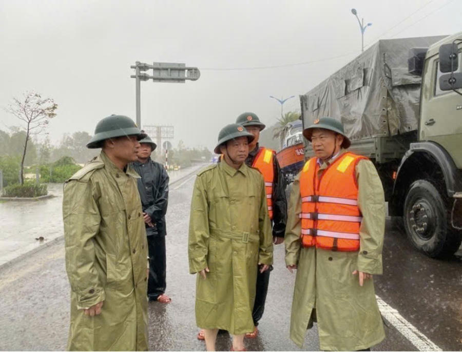 Bí thư Tỉnh ủy Thái Đại Ngọc và lãnh đạo tỉnh Gia Lai kiểm tra tỉnh hình mưa lũ tại khu vực vòng xoay Long Vân, Phường Quy Nhơn. Ảnh: Nguyễn Dũng