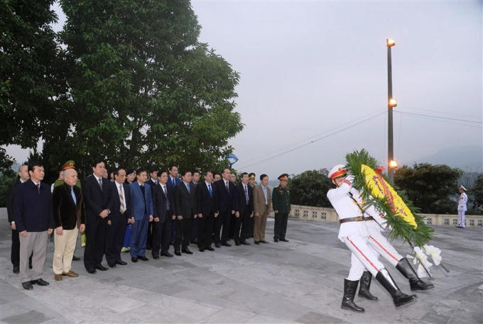 Các đại biểu dâng hoa tại Đài liệt sỹ tỉnh Cao Bằng.