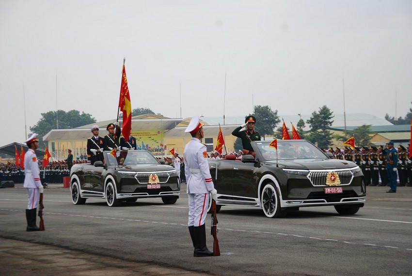 Xe chỉ huy diễu binh, diễu hành.