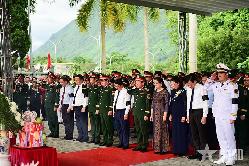 Phút tưởng niệm các anh hùng liệt sĩ. (Ảnh: QĐND).