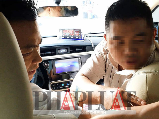 Tài xế taxi dù 51G-054.17. Ảnh: N.TÂN