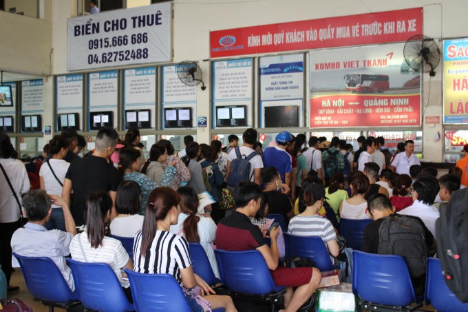 Tại các quầy bán vé, hành khách phải xếp hàng dài để mua vé.