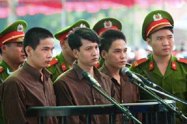 Ba bị cáo trong phiên xử ngày 17/12/2015.