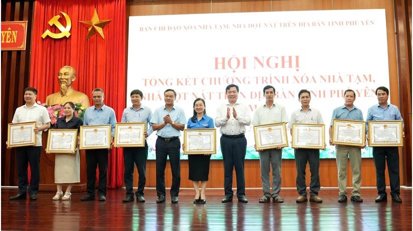 Tỉnh Phú Yên trao bằng khen của UBND cho các cá nhân có thành tích xuất sắc trong thực hiện Chương trình xóa nhà tạm, nhà dột nát trên địa bàn tỉnh năm 2025. (Ảnh: Cổng TTĐT tỉnh Phú Yên)