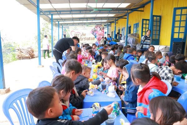 Các em học sinh tại điểm trường bán trú Chống Tầu tham gia hoạt động trò chơi, hoạt động với các anh chị trong đoàn.