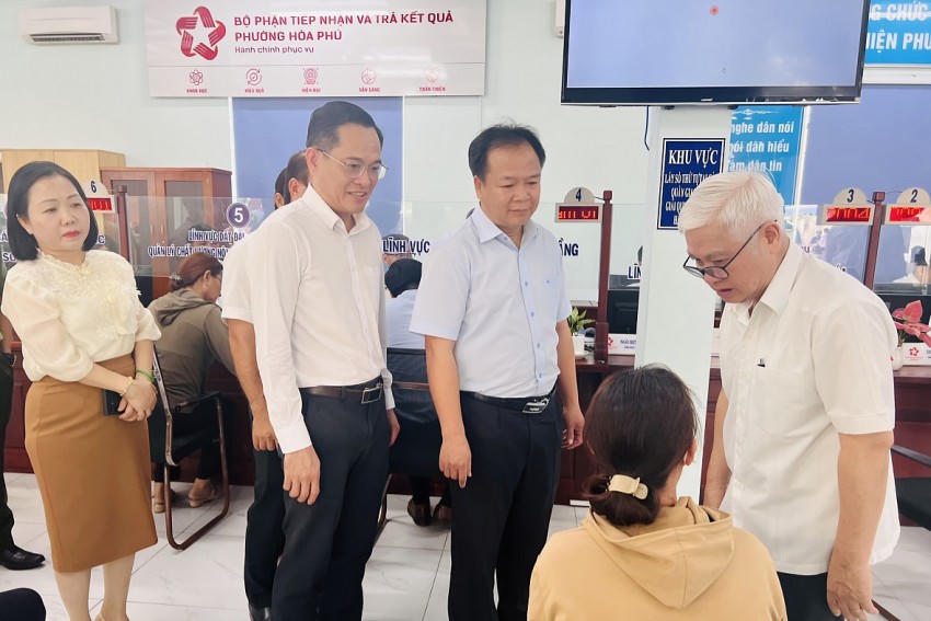 Bí thư Tỉnh ủy Nguyễn Văn Lợi kiểm tra, khảo sát thực tế việc vận hành thử nghiệm tại một số phường, xã mới trên địa bàn tỉnh.