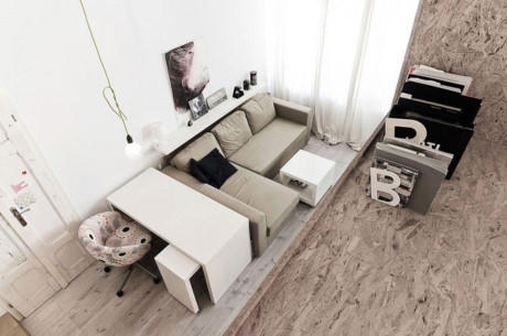 Phòng khách sang trọng với bộ salon nâu êm ái. Khu vực tiếp khách được phân biệt với các không gian khác trong nhà bởi mặt sàn cao hơn một chút.