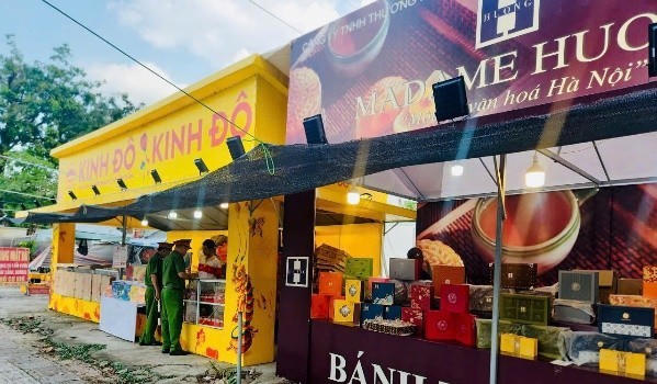 Lực lượng chức năng tiến hành kiểm tra cơ sở kinh doanh trên phố Ngô Gia Tự, Phường Việt Hưng. Ảnh: CA Hà Nội.