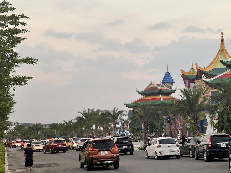 Lượng phương tiện đổ về Đồ Sơn nghỉ lễ càng đông đúc.