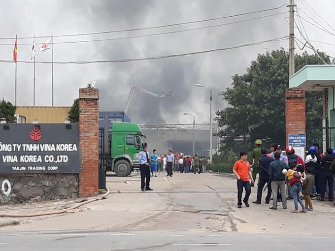 Đang cháy tại Công ty TNHH Vina Korea (Ảnh: Đào Tấn)