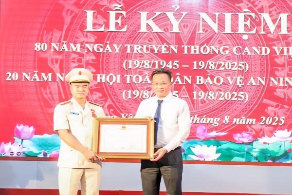 Thừa ủy quyền của Chủ tịch nước, Bí thư Tỉnh ủy Hưng Yên Nguyễn Hữu Nghĩa trao Huân Chương chiến công hạng Ba tặng Đại tá Nguyễn Trường Lâm, Phó Giám đốc Công an tỉnh.