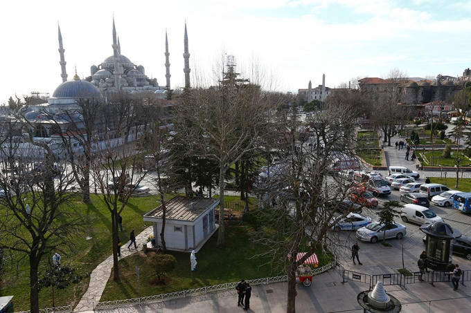 Quảng trường Sultanahmet tại thành phố Istanbul đã được bảo vệ nghiêm ngặt bởi lực lượng cảnh sát. Ankara đã báo động an ninh ở mức cao nhất sau cuộc tấn công nhằm vào thành phố 14 triệu dân này. (Ảnh: AP)