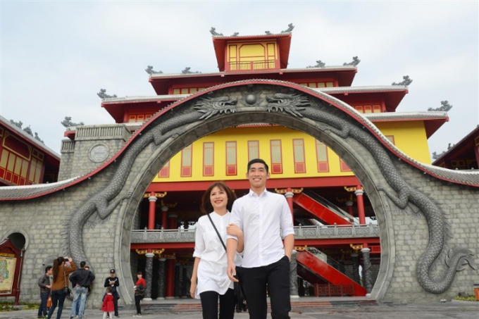 Ngay sau khi công viên chính thức mở cửa, nhiều du khách đã đến Sun World Ha Long Park để sở hữu những chiếc vé đầu tiên vào công viên chủ đề Dragon Park. Đôi bạn trẻ đến từ Hạ Long này hào hứng chia sẻ: “Nghe thông tin về tàu lượn siêu tốc hàng đầu Đông Nam Á, tụi em không thể bỏ qua”.