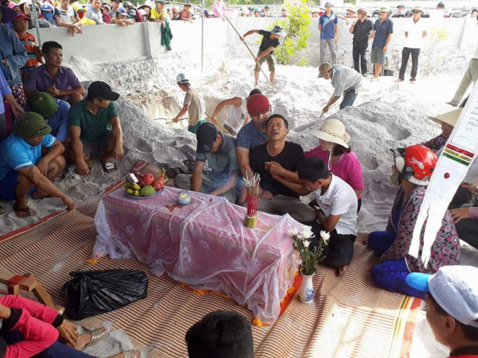 Người thân khóc ngất bên linh cữu cháu bé xấu số.