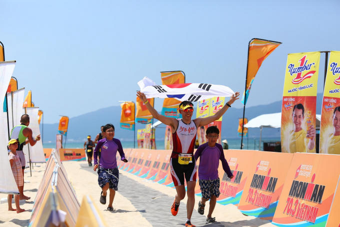 Vận động vi&ecirc;n H&agrave;n Quốc ho&agrave;n th&agrave;nh chặng thi bơi trong cuộc thi Ironman 70.3 năm 2016.