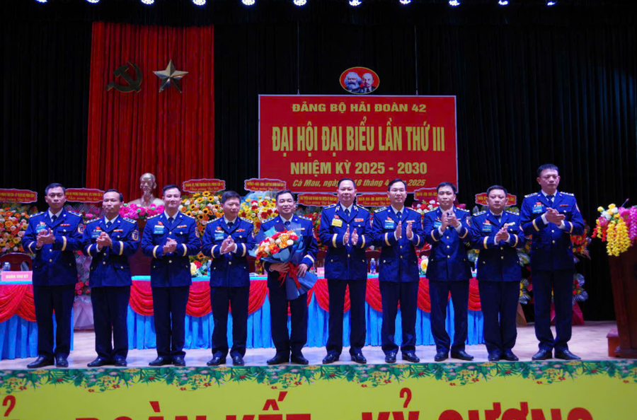 Thiếu tướng Nguyễn Văn Dũng – Bí thư Đảng ủy, Chính ủy Bộ Tư lệnh Vùng Cảnh sát biển 4 tặng hoa chúc mừng Ban Chấp hành Đảng bộ Hải đoàn 42, nhiệm kỳ 2025 – 2030