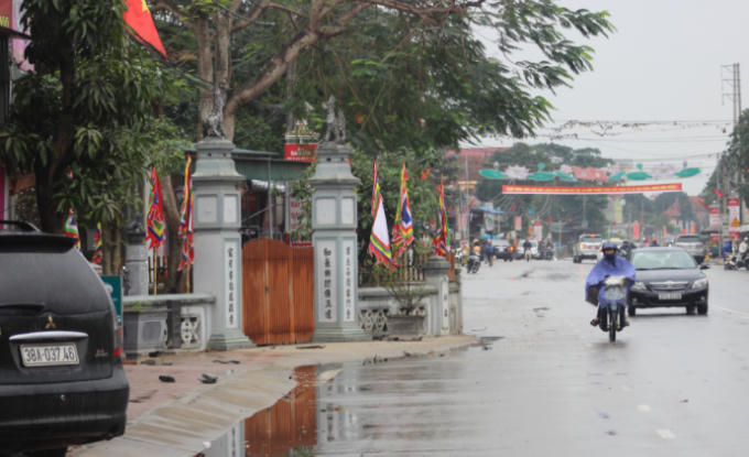 Tuyến đường rộng 24m đang thẳng tắp bỗng bị “thắt lại” đột ngột vì phần cổng của nhà thờ họ Đặng chìa ra lòng đường.