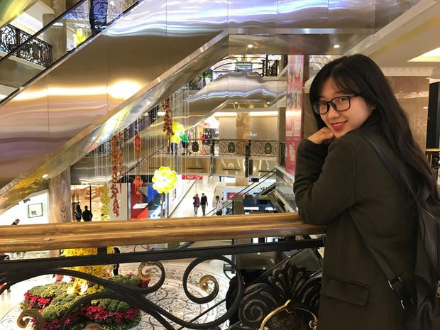 Theo chia sẻ của nữ sinh 9X quê Quảng Ninh thì mùa hè đến các bạn trẻ khác về quê với gia đình thì cô ở lại thành phố trải nghiệm việc làm thêm và mở rộng các mối quan hệ qua từng công việc.