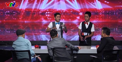 Hai anh em Bùi Văn Lam và Bùi Đức Lợi trình diễn ảo thuật.