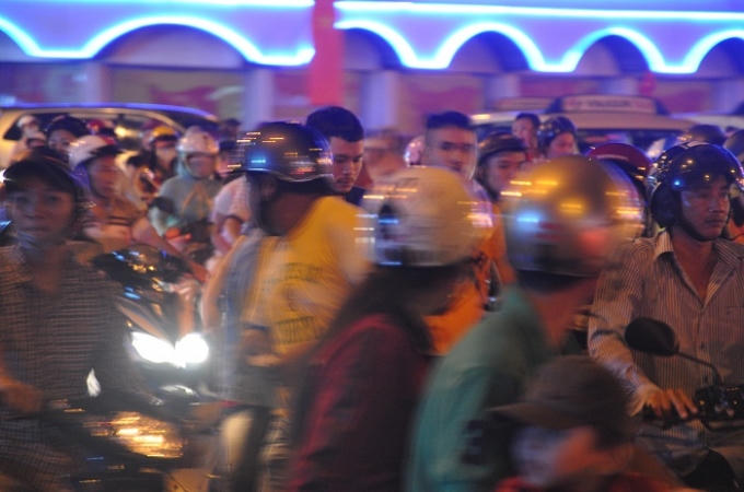 Đường phố Sài Gòn đông nghẹt từ 19h tối 31/12.