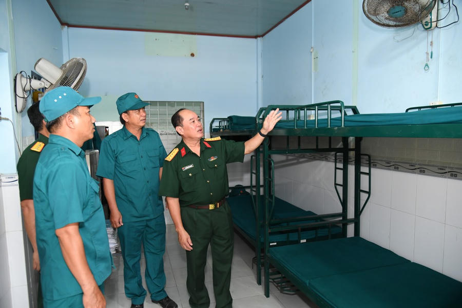 Đại tá Nguyễn Văn ngành - Chỉ huy trưởng Bộ CHQS tỉnh An Giang trực tiếp kiểm tra doanh trại Ban CHQS xã An Châu