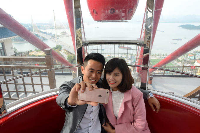 Và còn gì tuyệt vời hơn khi được cùng người thân ghi lại khoảnh khắc độc đáo trên một trong mười vòng quay lớn nhất thế giới. Từ độ cao 215m so với mực nước biển, Vòng quay Mặt trời đã tặng cho du khách bức tranh mùa xuân tuyệt đẹp của vịnh Hạ Long, nơi được dự đoán sẽ là chốn hẹn hò lý tưởng cho các cặp đôi dịp Valentine năm nay.
