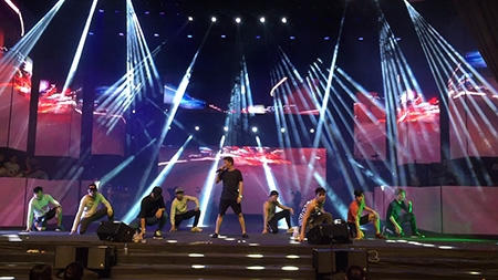 Đặc biệt, Mr Đàm vận quần soóc sôi nổi “nhảy múa” cùng các thành viên trong CLB Ngọc Trai Việt và Thành Công band. Ảnh: Ma Loan.