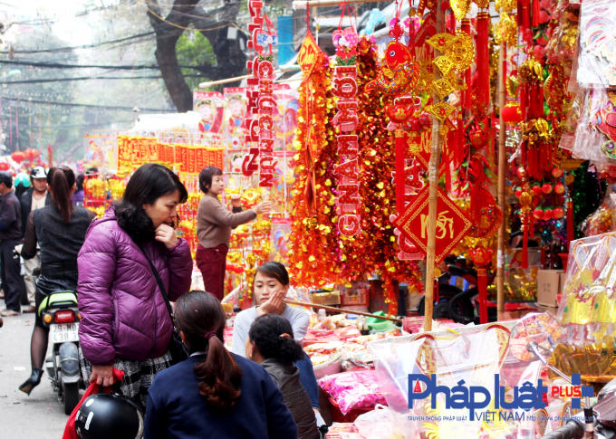 Phố Hàng Mã lung linh ngày áp Tết