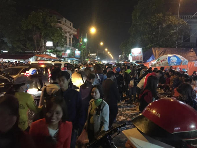 Đoàn người càng ngày càng đông trong đêm mưa phùn.