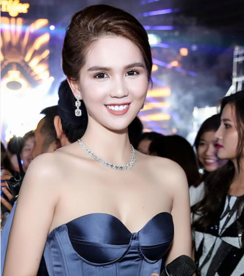 Ngọc Trinh khẳng định cô bỏ tiền túi ra mua SIM nhưng đã xin phép và hỏi ý kiến tư vấn từ bạn trai tỷ phú 72 tuổi Hoàng Kiều. Ảnh: Facebook Ngọc Trinh.