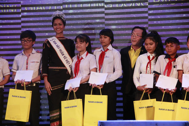 Hoa hậu H'Hen Niê trao hàng chục suất quà cho học sinh nhân dịp Tết Nguyên đán.