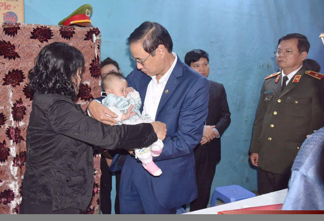 Phó Bí thư Thành ủy Hà Nội Đào Đức Toàn thăm hỏi động viên gia đình đồng chí Phạm Công Huy.