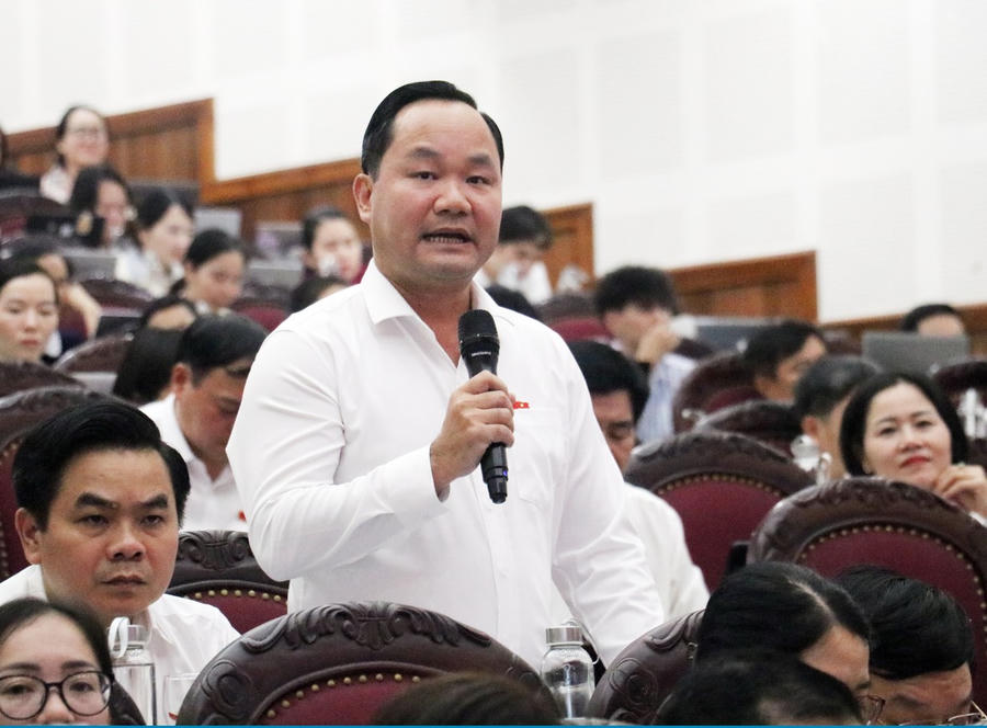 Giám đốc Sở Nông nghiệp và Môi trường Nghệ An Hoàng Quốc Việt trả lời ý kiến cử tri.