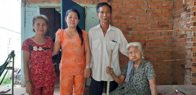 Sau 40 năm bị oan sai, gia đình bà Thương đã tìm được nụ cười.