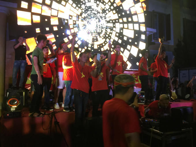 Hàng chục nghìn người d&acirc;n c&ocirc;́ đ&ocirc; Huế đổ ra đường ăn mừng chiến thắng của Olympic Việt Nam