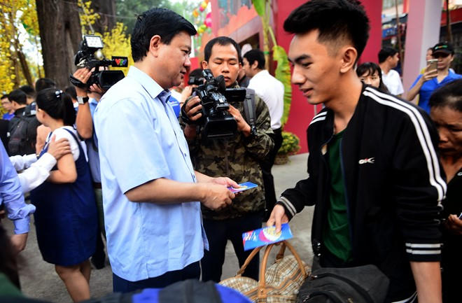 Diện trang phục giản dị, ông Đinh La Thăng nhiệt tình hỏi thăm các bạn sinh viên. Mỗi khi phát bao lì xì, ông không quên nở nụ cười kèm lời chúc Tết sum vầy, vui vẻ. Bí thư Thành ủy TP.HCM còn lên các chiếc xe để động viên tài xế cùng mọi người tham gia hành trình.