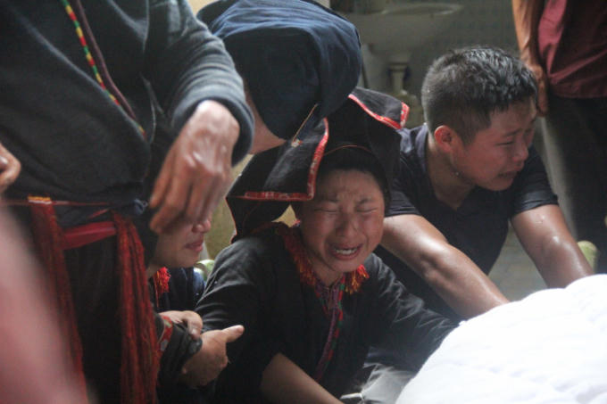 Các con ông Đặng Phúc Tài, Phó bí thư Đảng ủy xã Nậm Mười khóc than bên thi thể cha.