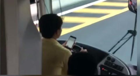 Văn phòng Ủy ban ATGT Quốc gia yêu cầu xử nghiêm tài xế giải trí bằng điện thoại trên cao tốc. (Ảnh cắt từ clip)