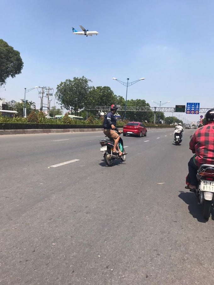 Nam thanh niên vừa đứng vừa lái xe.