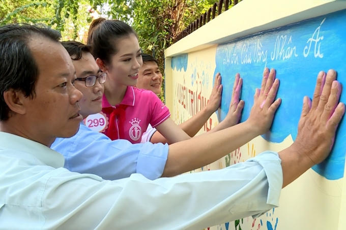 Chi Bảo, Xuân Bắc bảo vệ cho thí sinh Hoa hậu Việt Nam 2016 trước sự công kích của Trấn Thành