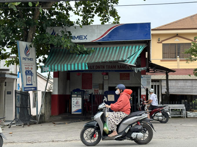 Nhieu cua hang xang dau nho le treo bien het xang